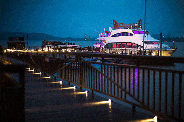 夜色笼罩下的古渡游船更显灵动