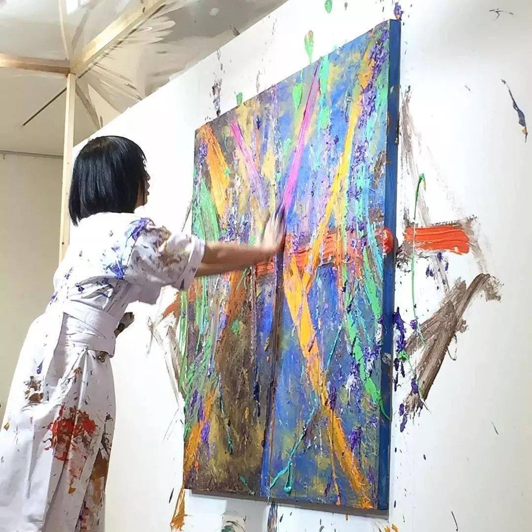 “狂野少女”绘画堪比毕加索,8亿人看她作画,作品震惊整个国际画坛