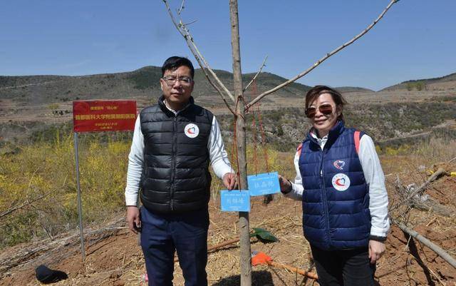 能帮太行山革命老区人民看病,我很高兴