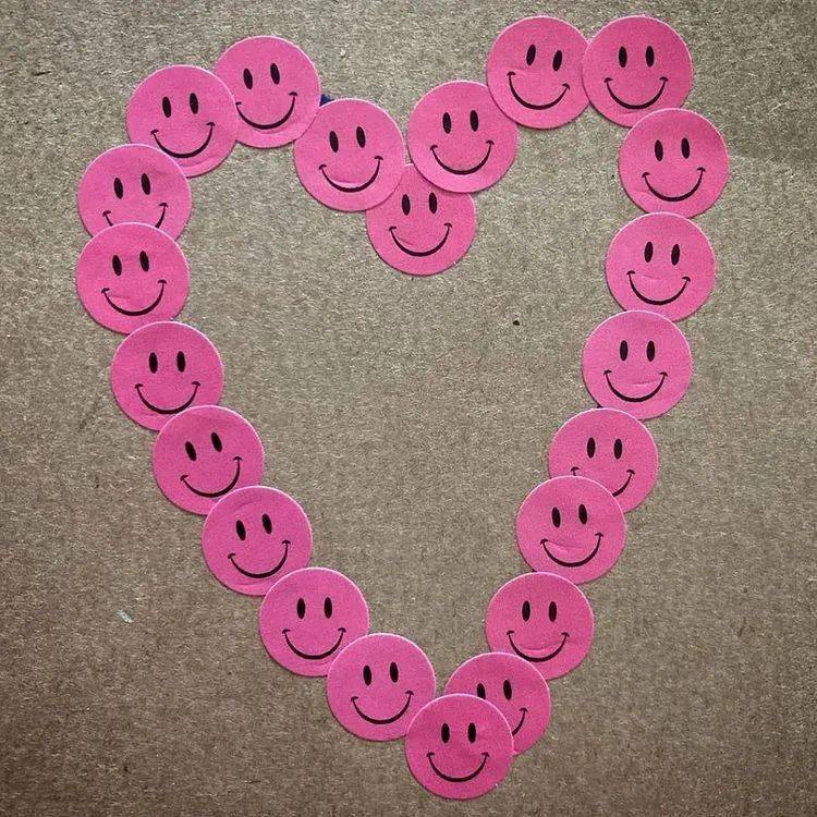 壁纸 | 让人心情变好的潮流笑脸设计