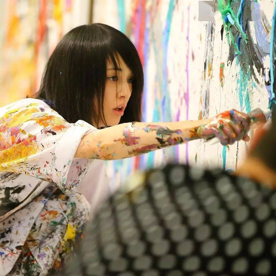 “狂野少女”绘画堪比毕加索,8亿人看她作画,作品震惊整个国际画坛