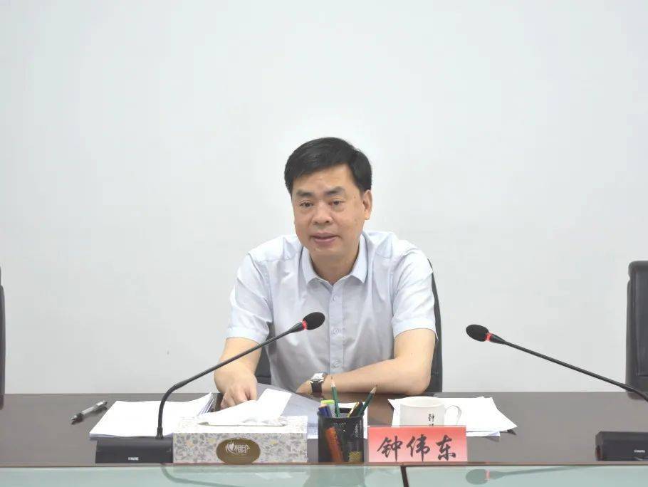 市城管办常务副主任,市执法局局长钟伟东提出四点要求:· 1 ·要以