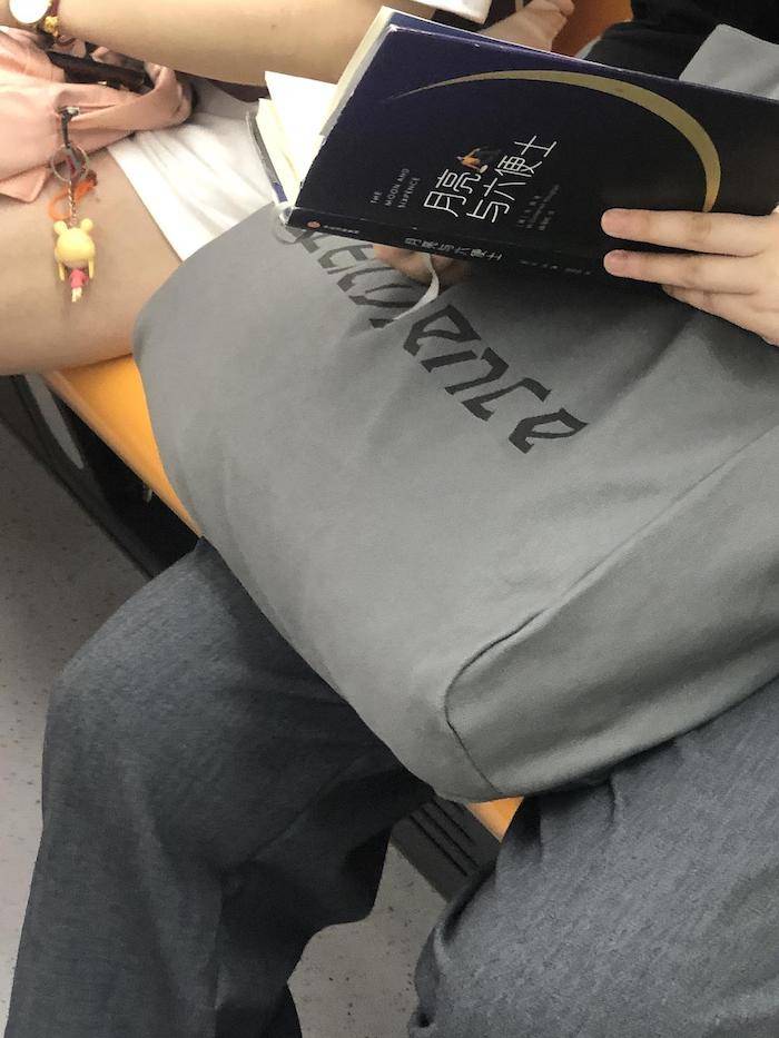 上海地铁上的读书人,最近一年在读什么?