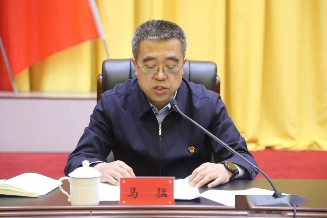 乌兰浩特市委副书记王春友主持会议,乌市委常委,政法委书记马猛传达了