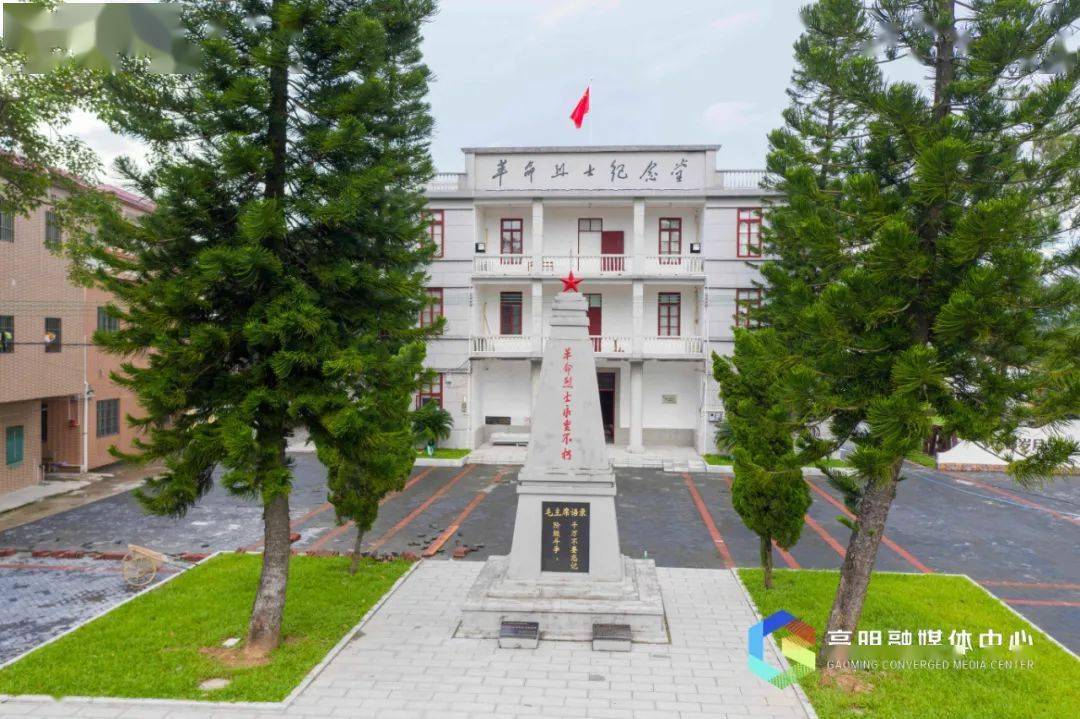 小洞村的革命烈士纪念碑和纪念堂.