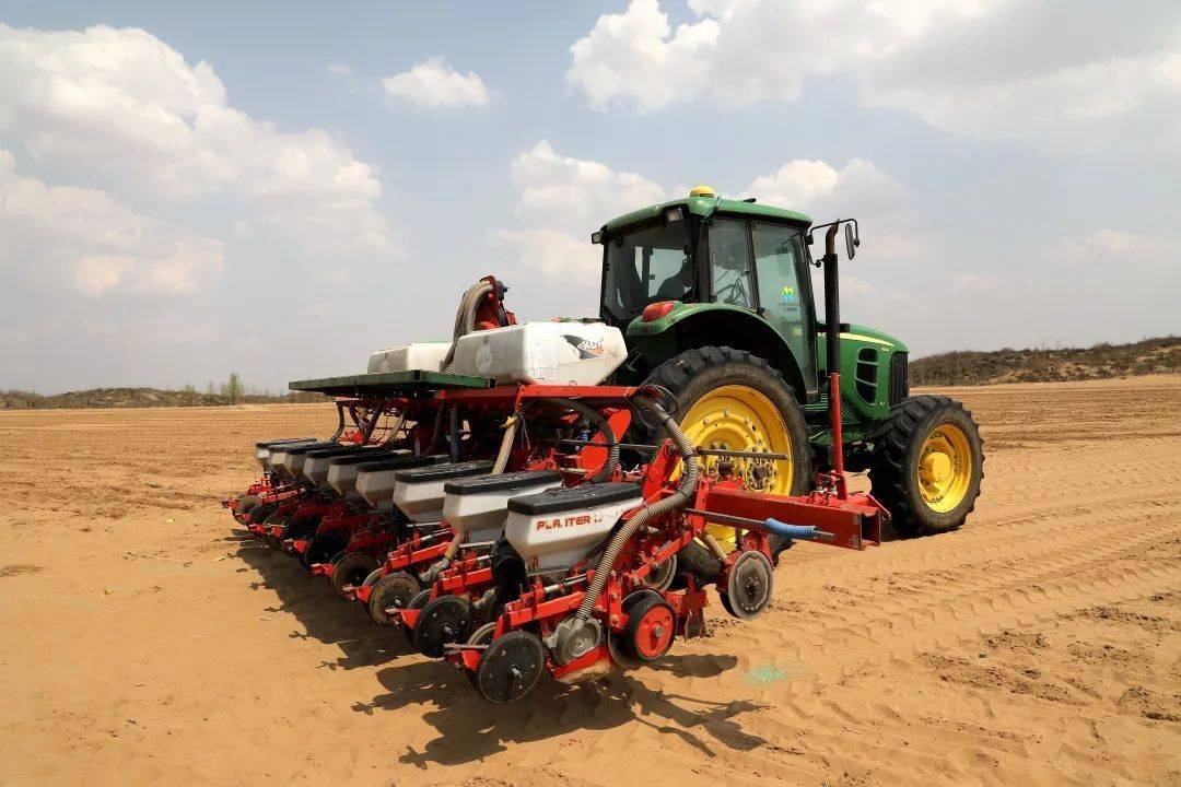 正是春耕生产时 农业机械显身手_作业