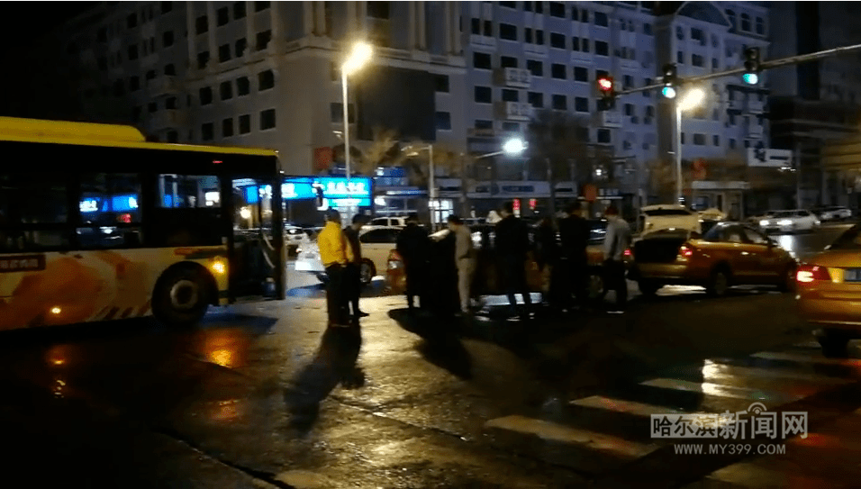 注意 三车连撞丨事发西大直街与贵新街交叉口 幸无人员伤亡 驾驶员