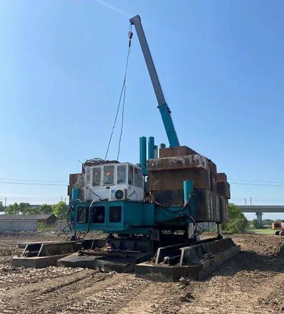 鉴于地质条件复杂,期间项目部曾尝试选用静压及锤击方式送桩,经反复