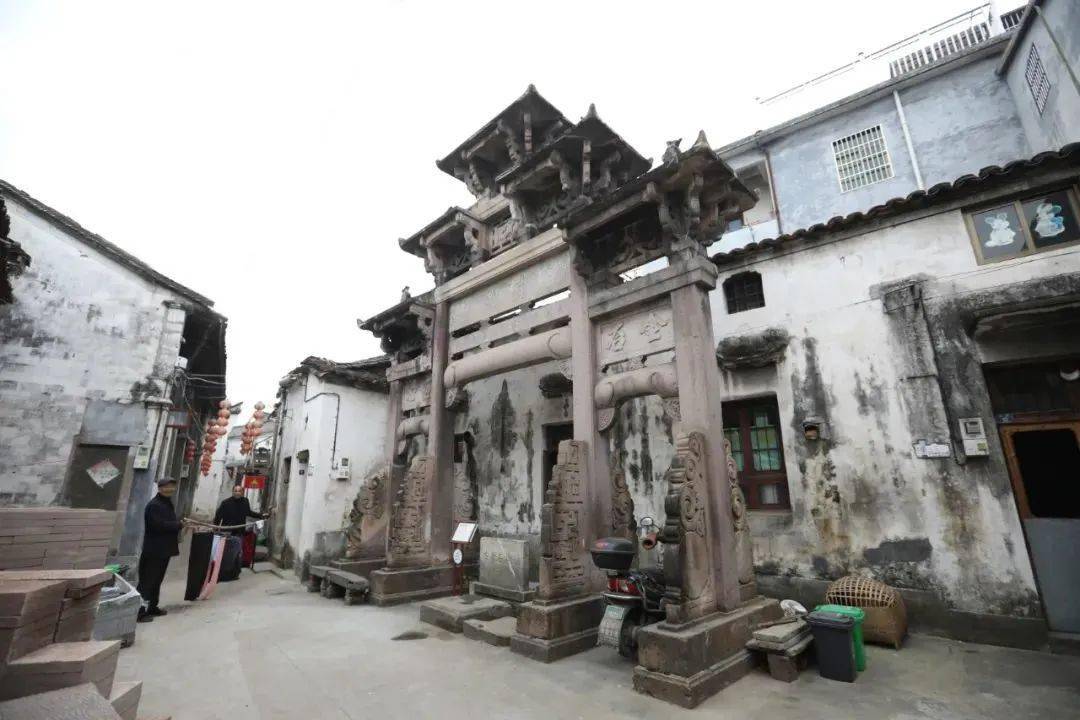 倍磊街(村)位於義烏市南部佛堂鎮中部,建村於宋至道三年(997年),古稱