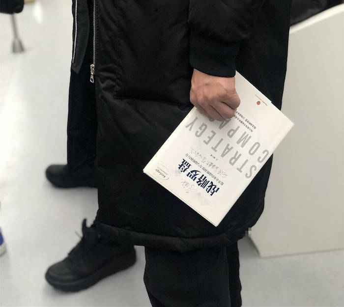 上海地铁上的读书人,最近一年在读什么?