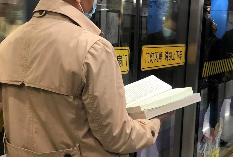 上海地铁上的读书人,最近一年在读什么?