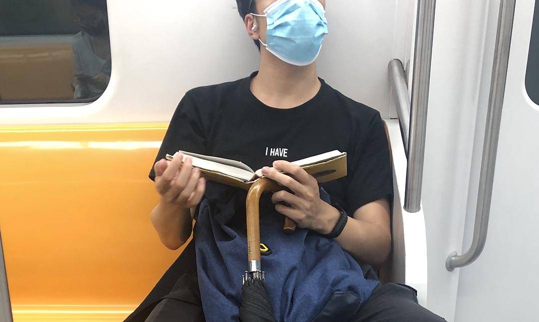 上海地铁上的读书人,最近一年在读什么?