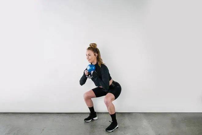 深蹲的正确训练姿势解析及形式变化指南