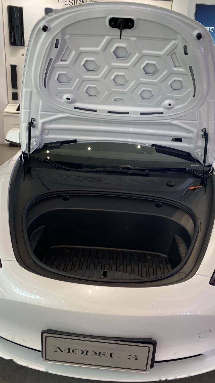 胡同第一,特斯拉的前引擎舱做成了行李箱,这个细节十分嚣张,证明了