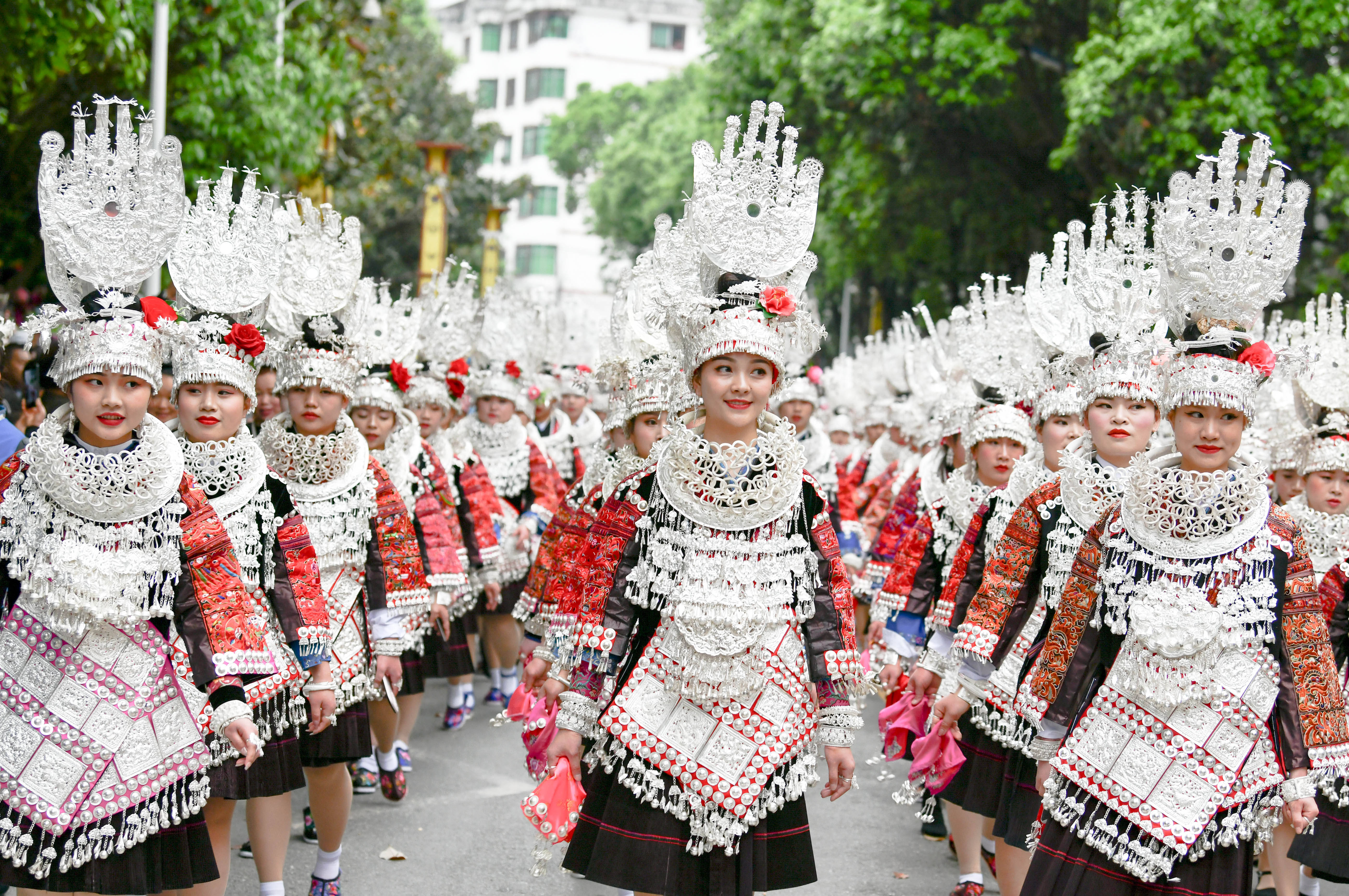 4月25日,观众在2021中国台江苗族姊妹节盛装巡游上拍照