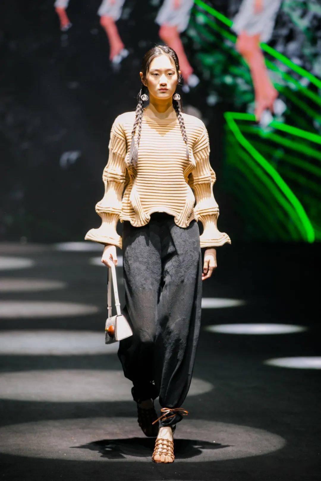 关注为美好生活发声2021北京服装学院时装周开启时尚盛会