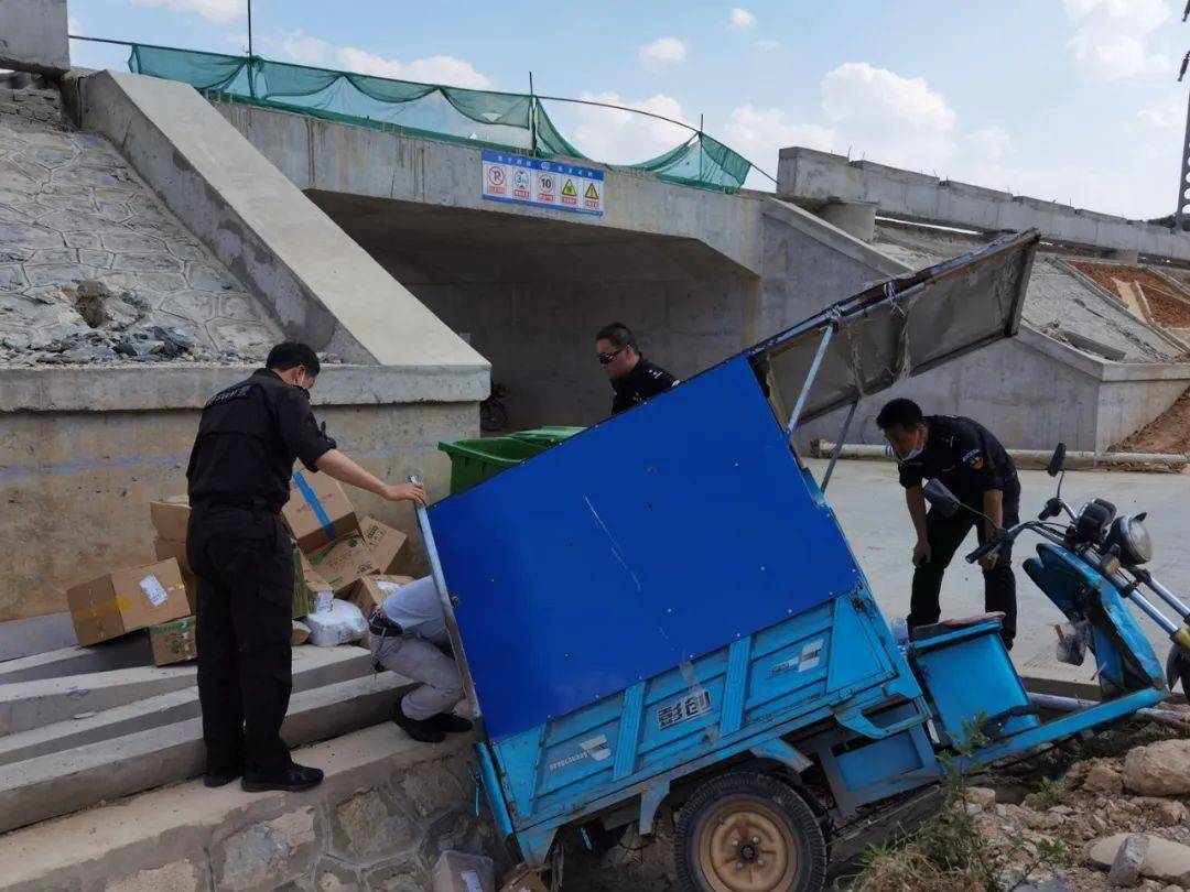 【我为群众办实事】特警化身"拖车工"