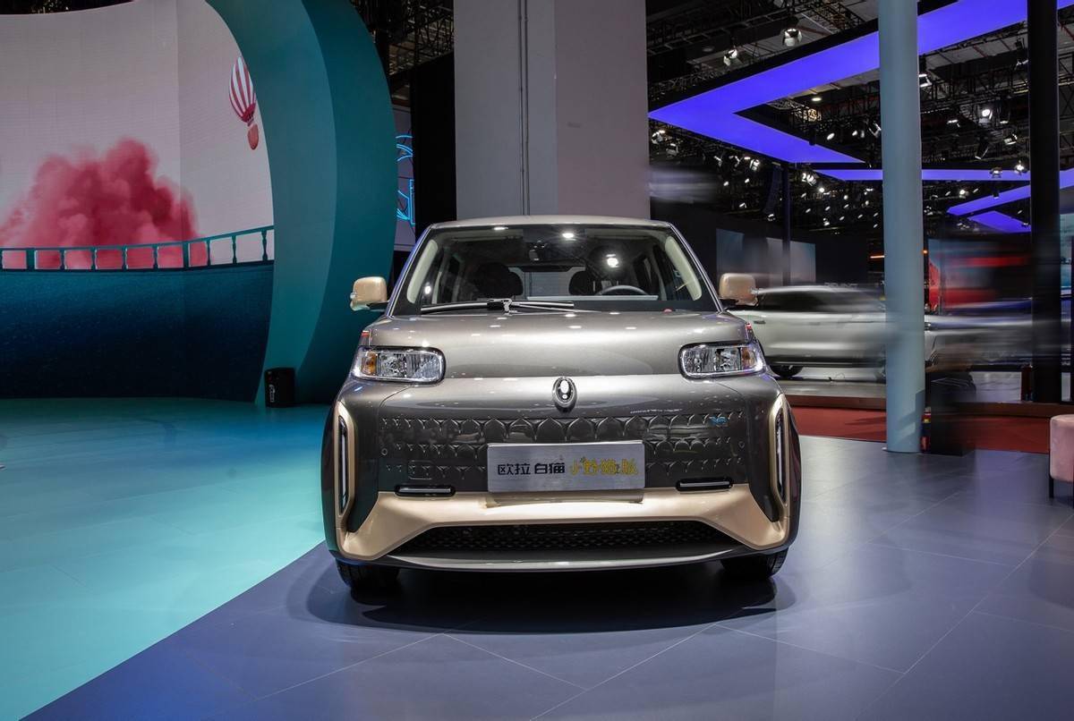 在刚刚开幕的2021年上海车展上,欧拉白猫小野猫版一经展出便成功吸引