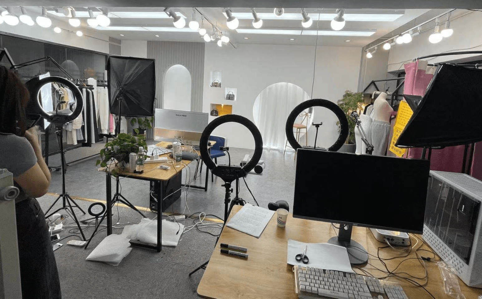 淘宝第一村的财富故事豪车一字排开直播带货还是老板娘卖力