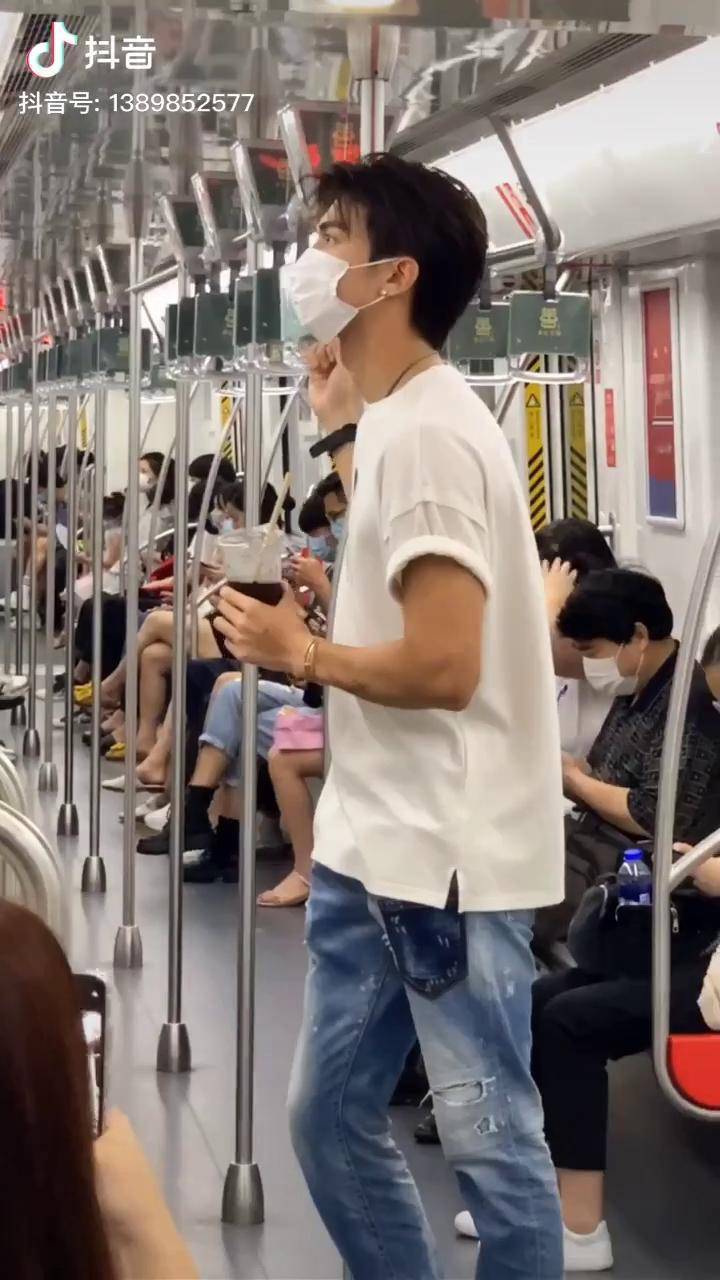 地铁上看到一个帅哥拍到一半发现帅哥