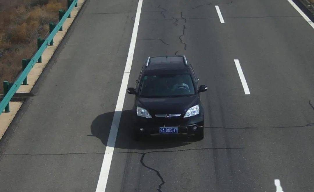 快来围观不系安全带开车接听电话超速行驶被抓拍看看哪些车辆上镜了