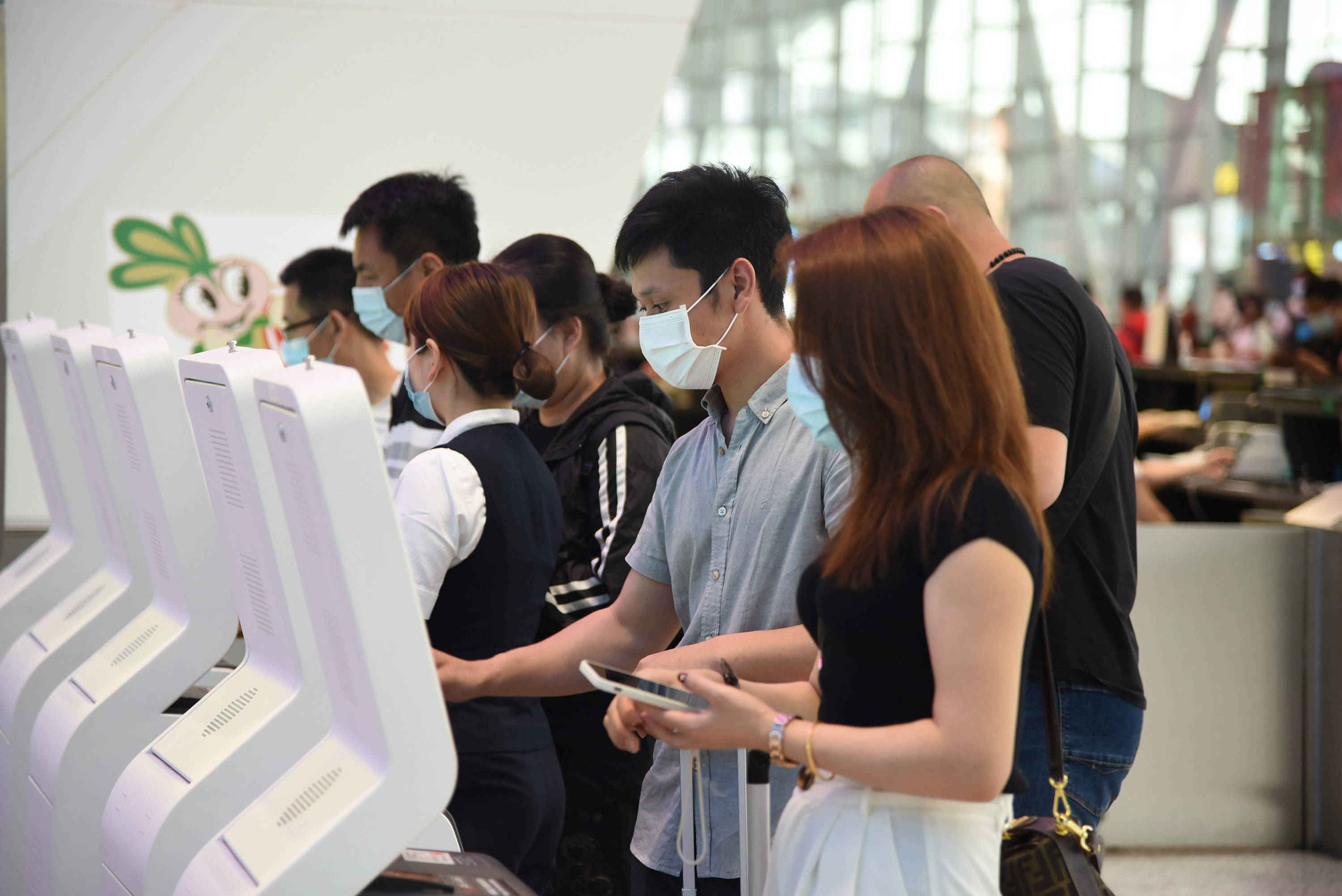 乘客在白雲國際機場辦理自助值機(4月26日攝).