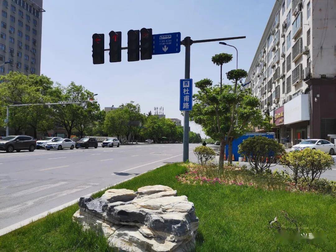 当天下午,记者来到中原西路与山河大道交叉口看到,路口各方位分布着四