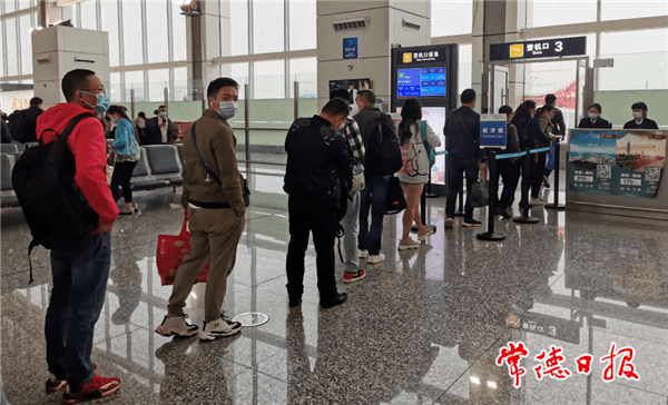 旅客排队准备登机 返回搜