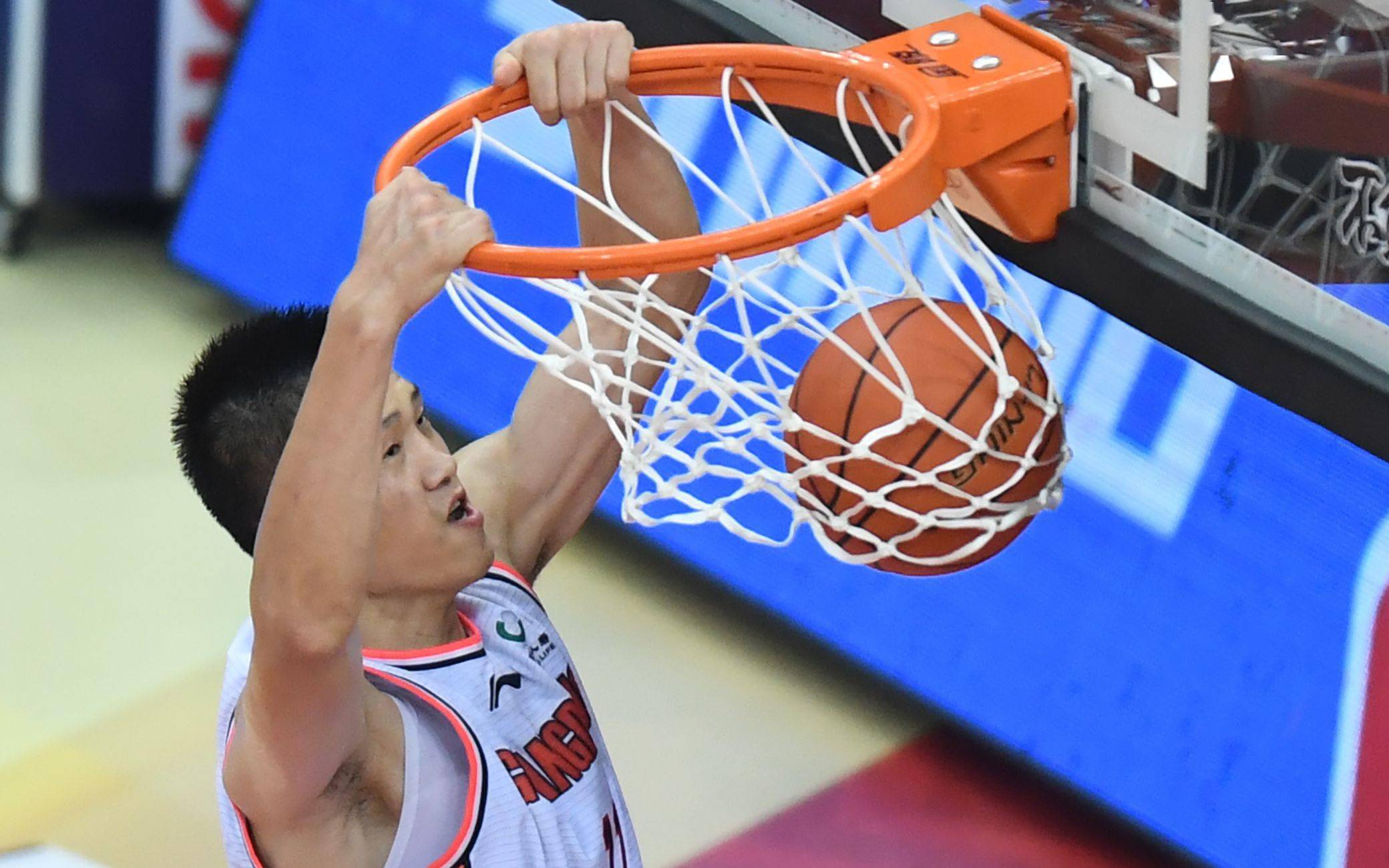 广东队老将周鹏扣篮.图/新华社