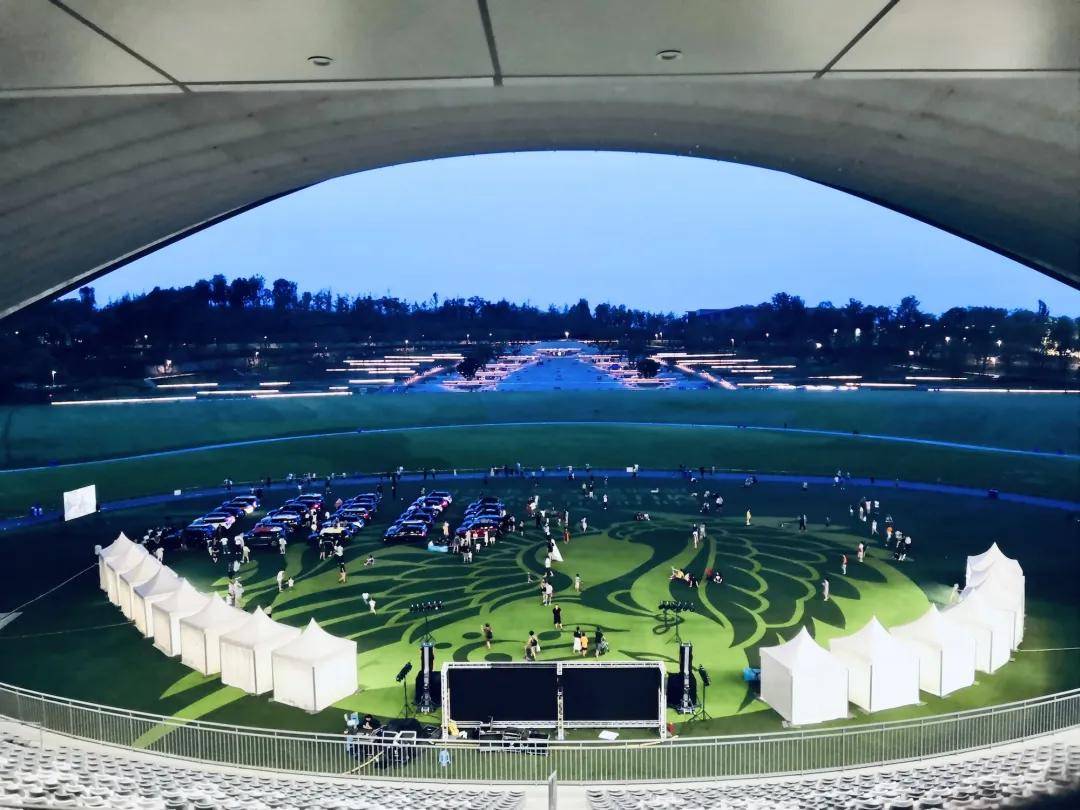 图据:成都露天音乐公园成都的爱情地标——成都熊猫小镇红豆古树