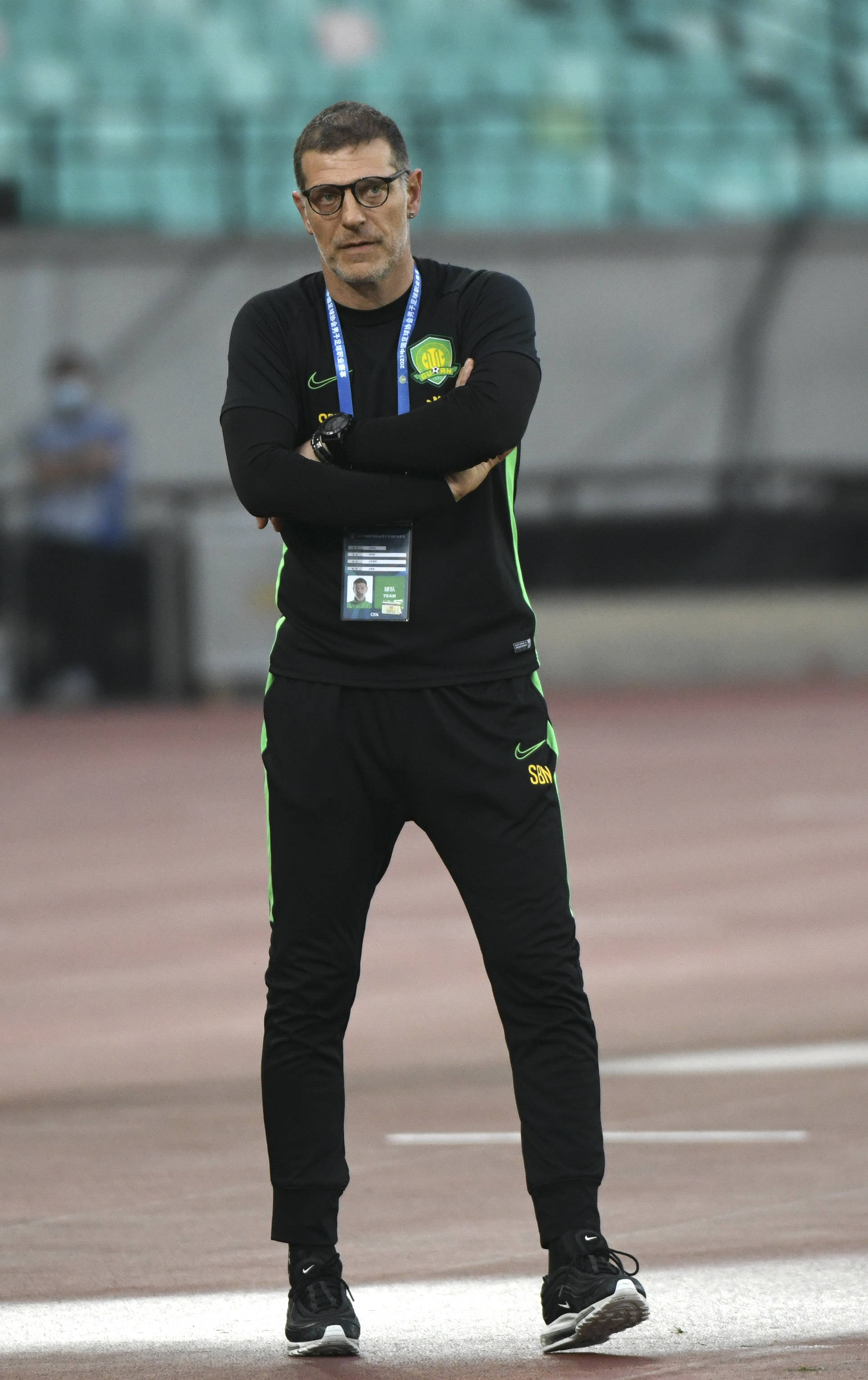 4月28日,北京国安队主教练比利奇在场边观战.