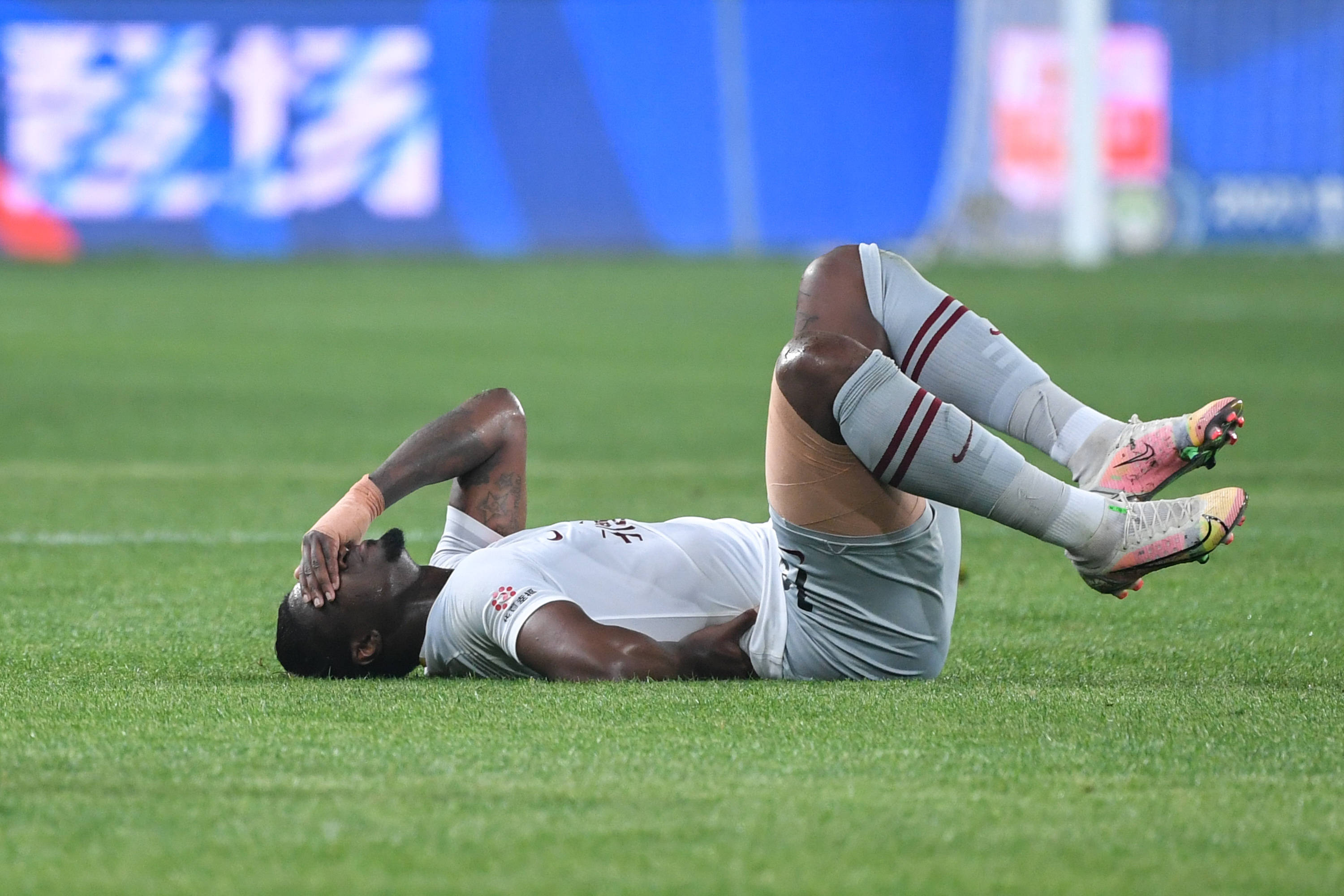 4月28日,河北队球员马尔考在比赛中受伤倒地.