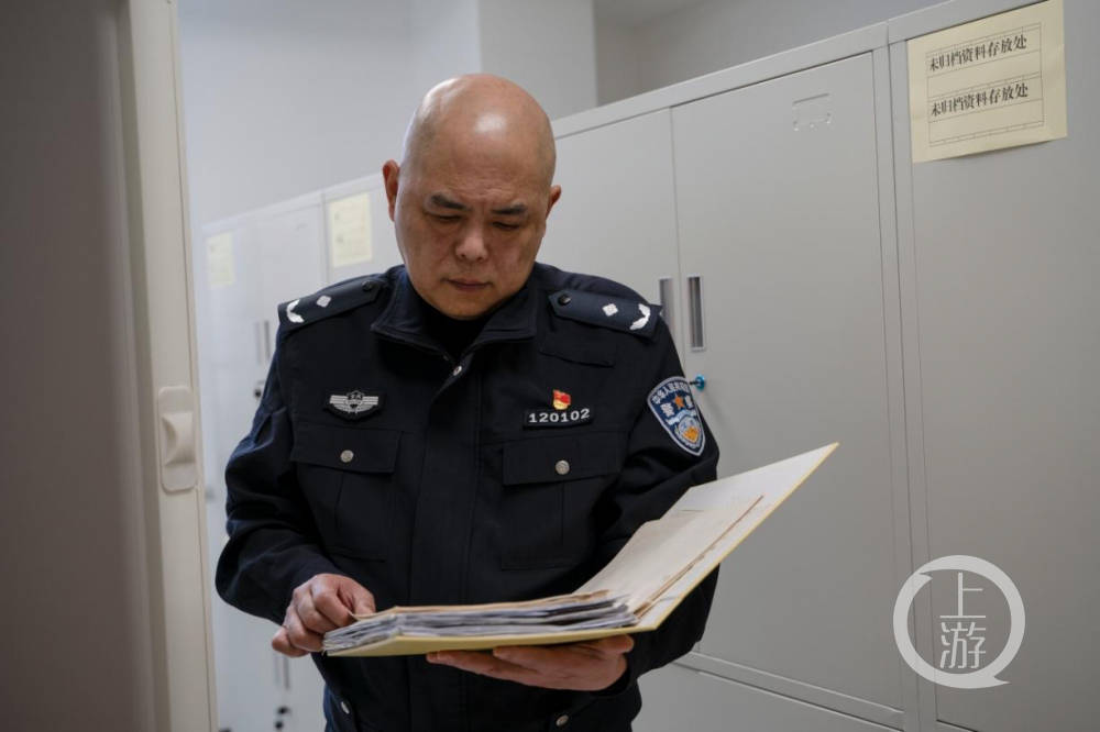 击毙周克华的民警披露交火细节跟踪他时假装打电话周克华借墙角迎面