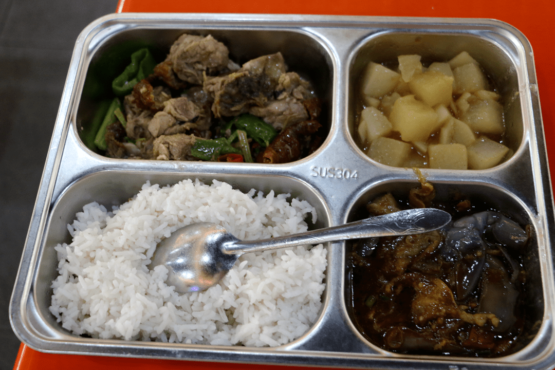 措施落实不到位,就餐区拥挤的问题整改措施:食堂于4月8日已安装纱窗