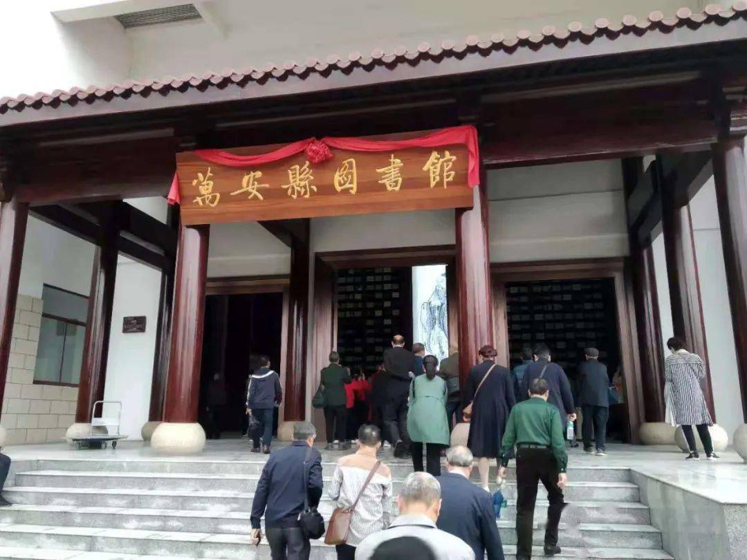 在万安零距离拥抱大自然的同时,我们参观了万安县文化馆,图书馆,品读