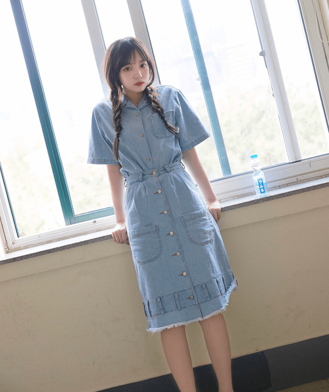 牛仔裙是元气女孩一定会喜欢的款式,直筒的太男孩子气,但有了腰带来