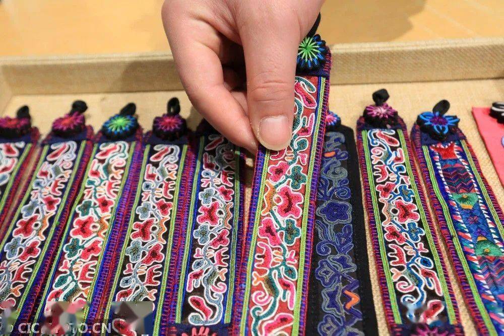 年4月21日在贵州省毕节市织金县平远古镇"深山集市",绣娘在整理苗布