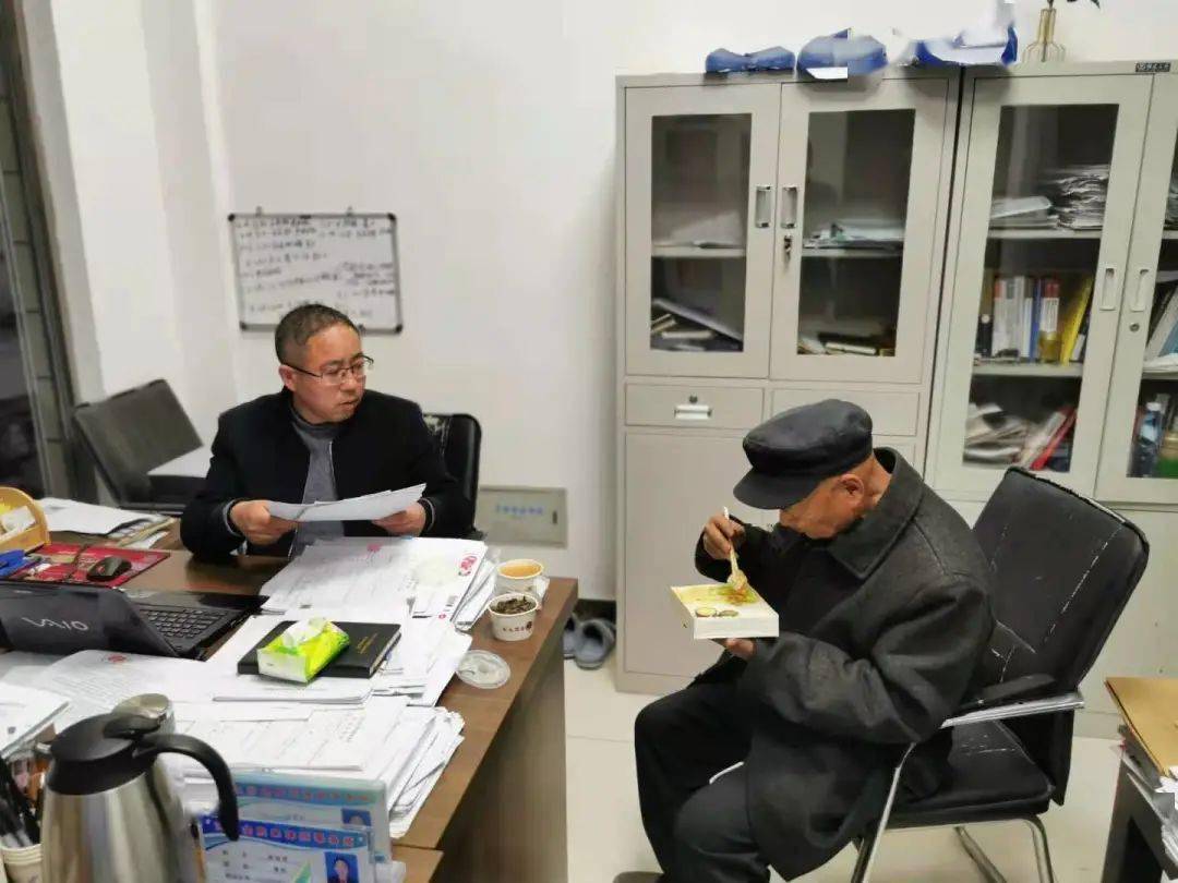 傍晚,一位老人在律所门口徘徊……_金湖县