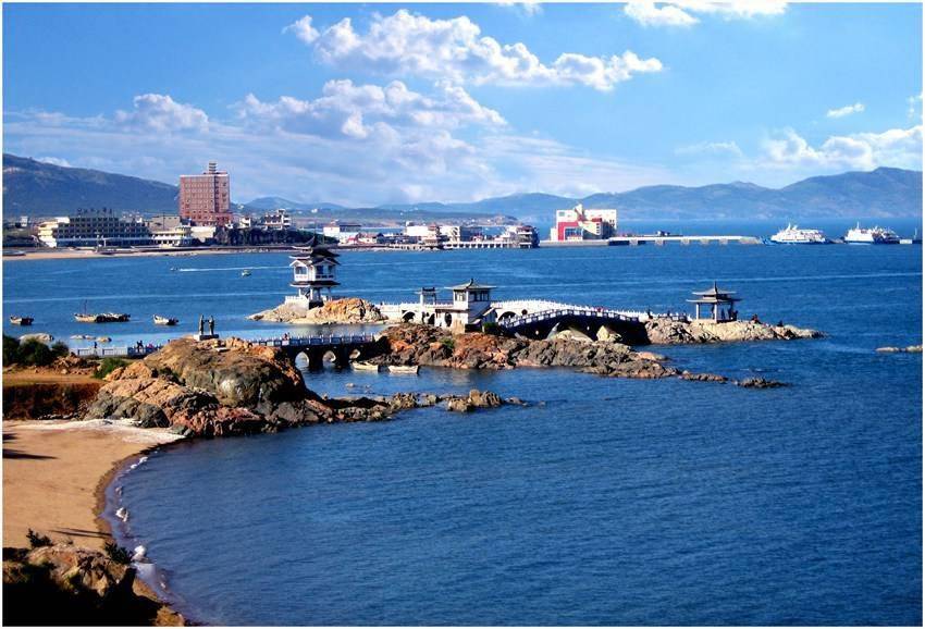 海浪动人,远处海船点点,微风举浪看天外云卷云舒,体验碧海蓝天间的