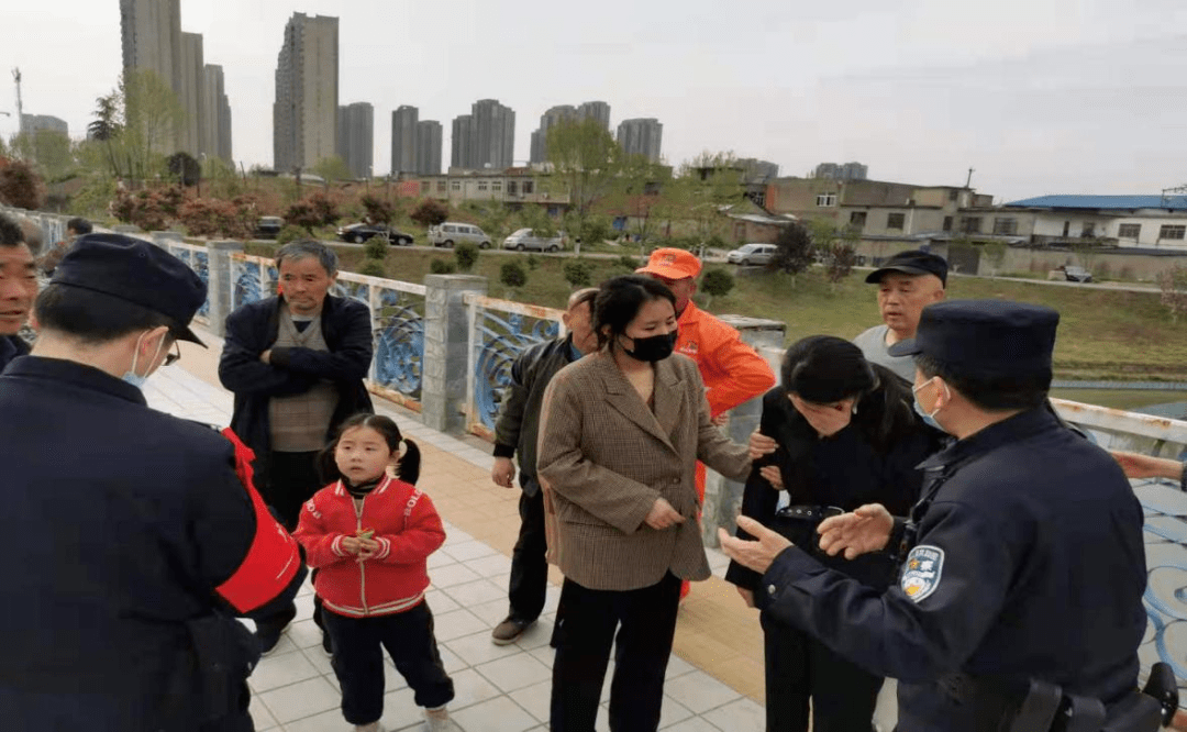 见义勇为环卫工人勇救轻生女子