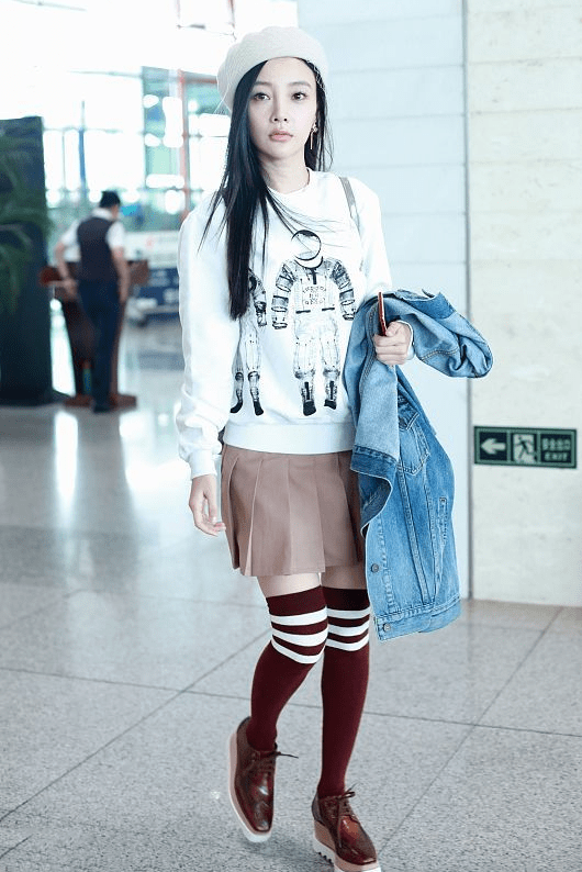 李小璐年近40还扮嫩,穿卫衣配百褶裙好年轻,但配长筒袜显腿短