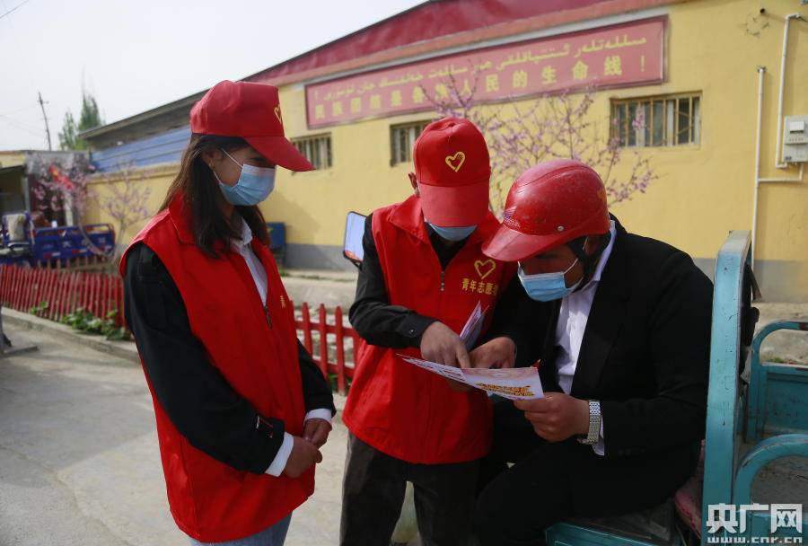 志愿者为村民讲解普法宣传册