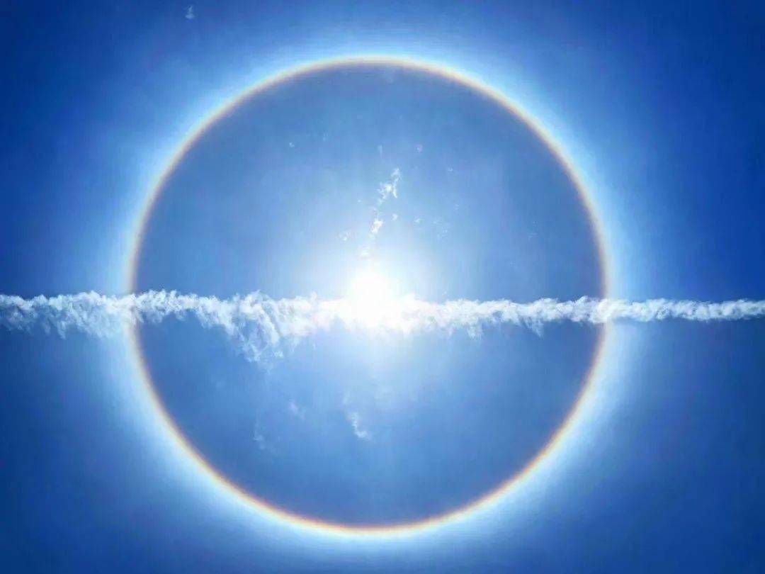 今天中午,桂林天空的太阳被一道美丽的七色光圈彩带环绕,衬着淡蓝的