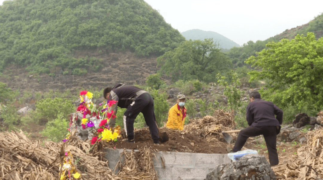 砚山有多少人口_云南砚山 耕牛掉进八米深排污井 消防官兵下井施救(2)