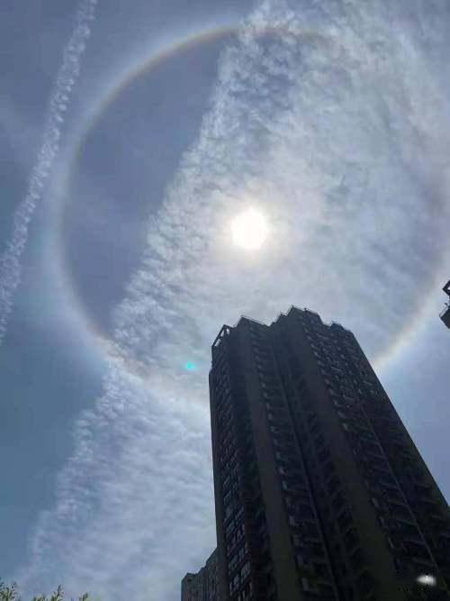 今天贵州天空美瞳被朋友圈玩坏了孙悟空猪八戒葫芦娃奥特曼都来了