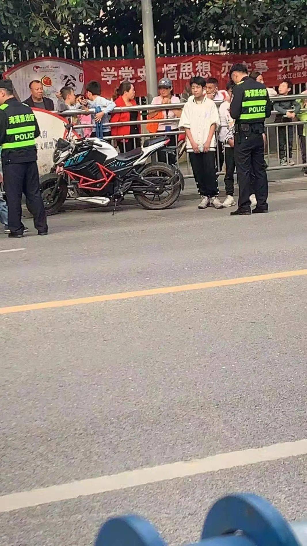 微友新闻 第十小学门口发生一起交通事故 一人被摩托车撞倒在地 凯里
