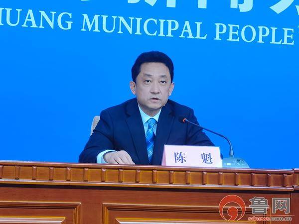 市发展改革委党组成员,副主任陈魁应邀出席发布会并现场回答记者提问.