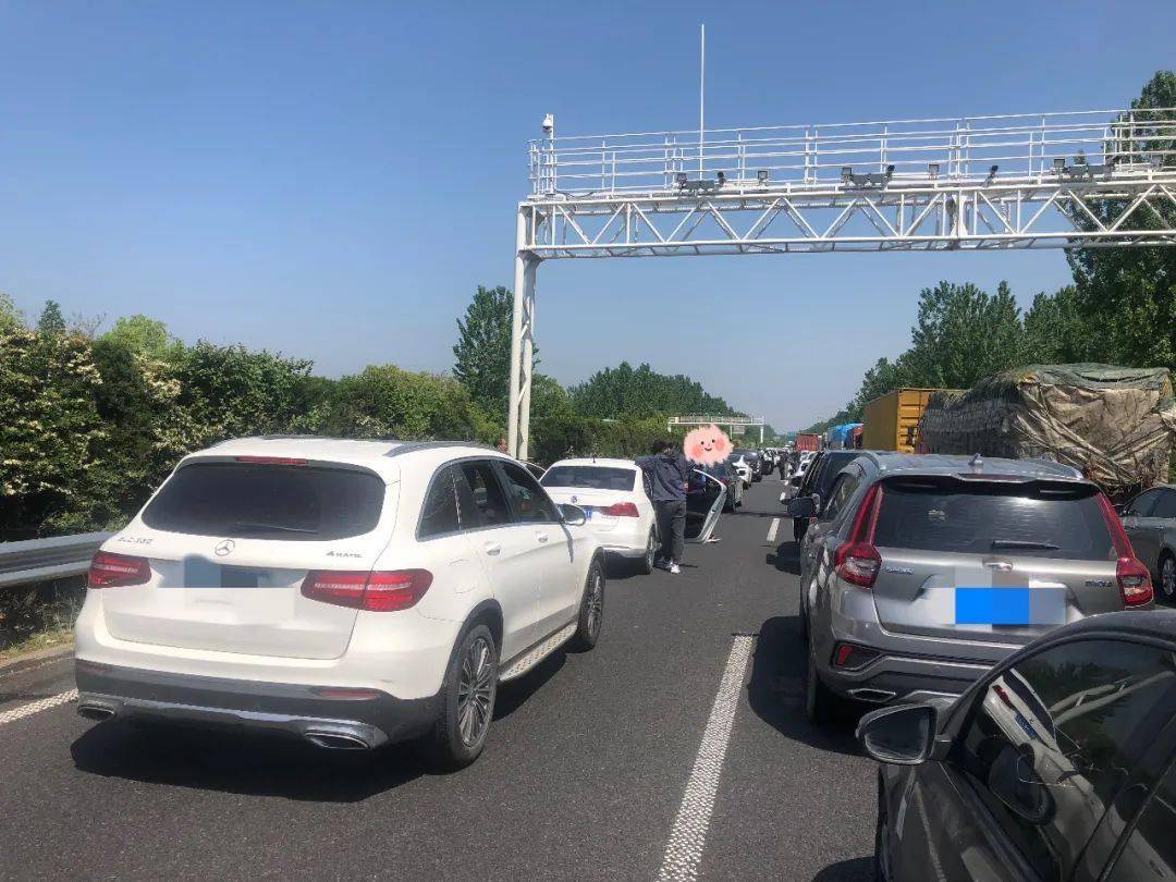 一堵就是一个多小时遭遇不明原因的大堵车一段时间畅通在通锡高速上沪