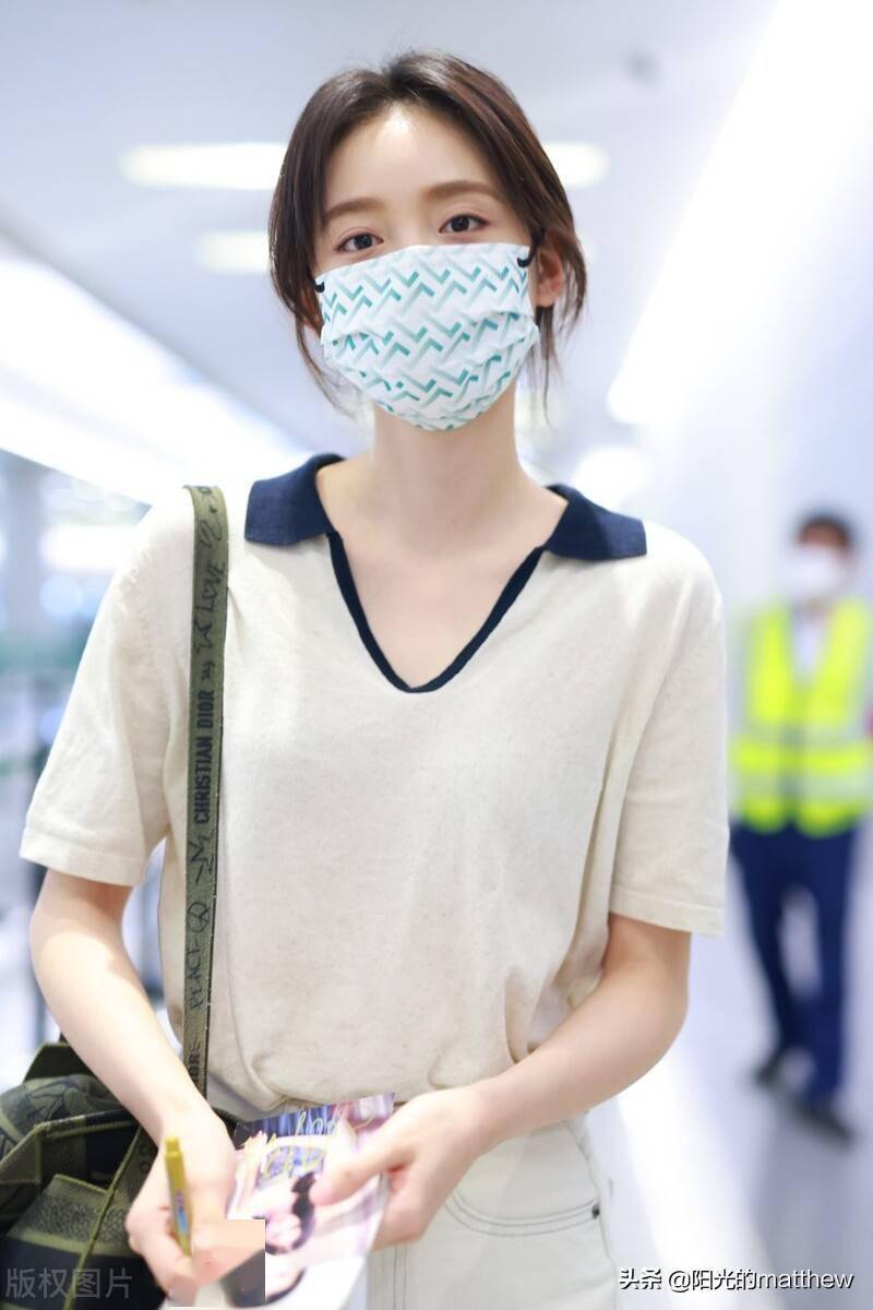 孙伊涵一身白色衣服搭配乐福鞋干净十足校园女神般清纯