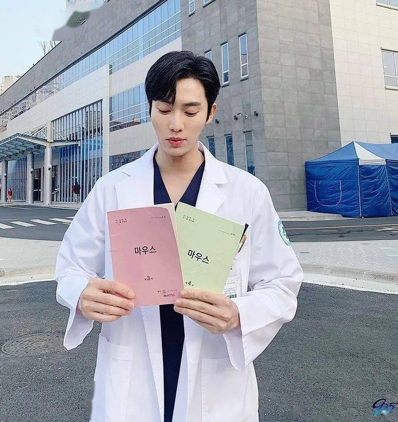 谁是变态谁是天才"的男配医生成耀汉是由美男医生专业户权华夽饰演der